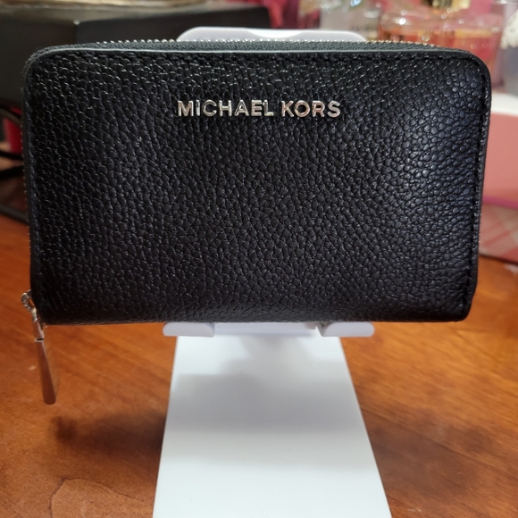 Michael Kors EUC Full Zip Small Wallet - Picture 1 of 7